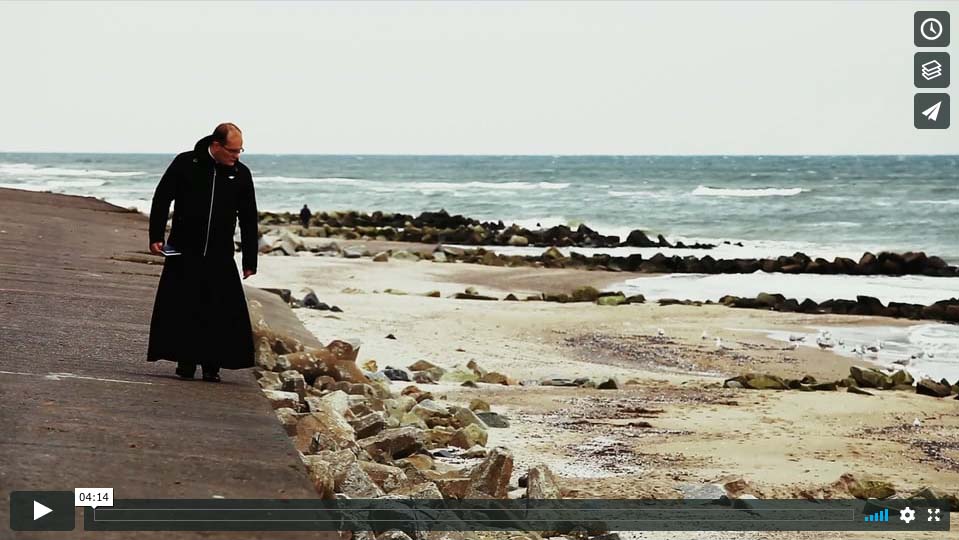 Zdjęcie z filmu promującego książkę Spowiedź to naprawdę pomaga! - zrealizowanego na plaży